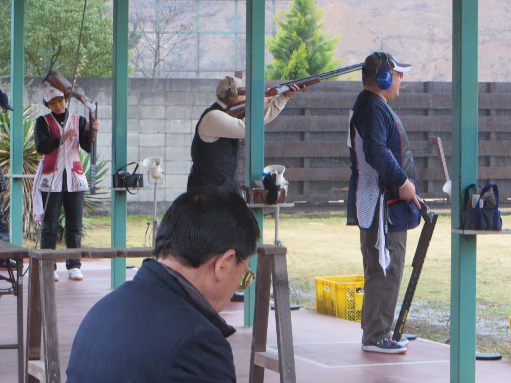射撃中 (2)